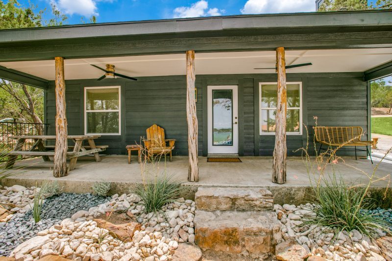 Retreat-Cabin-Porch_02-800x533