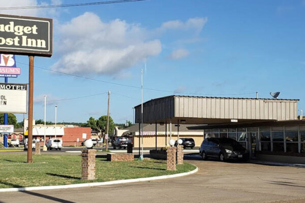 Front view of Budget Inn