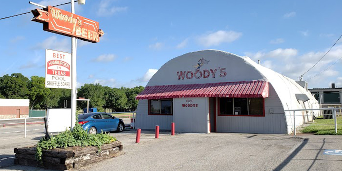 Woodys Bar and Grill front view of building