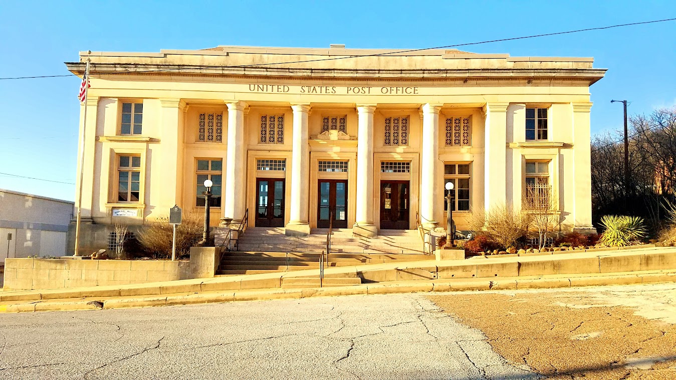 Front entrance of Old Mineral Wells Post Office