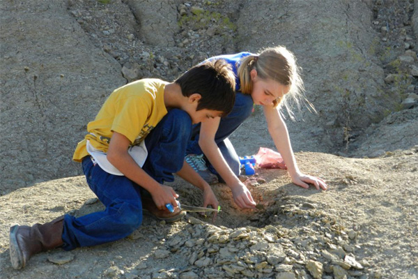 two children digging for Fossils at Mineral Wells Fossil Park